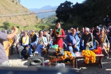 प.वि.न.पा.-०५ स्थित माथिल्लो दोगाडेको मोटरेबल पुलको शिलान्यास कार्यक्रममा बोल्नुहुँदै नगर प्रमुख अम्बिका चलाउने